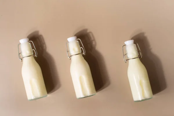 Leche Una Botella Vidrio Sobre Fondo Beige Imágenes de stock libres de derechos