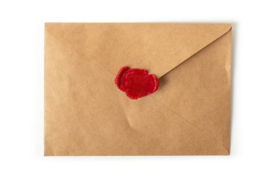 Beyaz arka planda kahverengi balmumu mühürü olan zarf. Beyaz arkaplanda mühürlü zarf