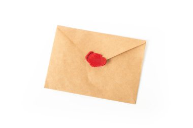 Beyaz arka planda kırmızı balmumu damgası. Beyaz arkaplanda mühürlü zarf