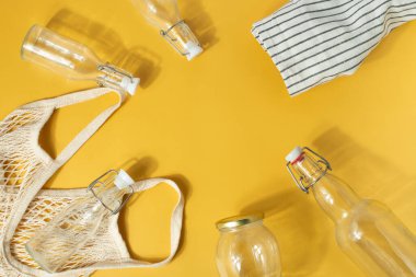 Alışveriş torbası ve şişeler. sıfır atık.