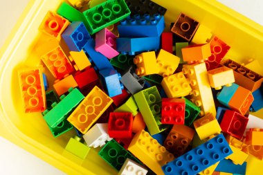 Plastik bir kutuda lego..