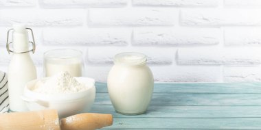 Pişirme malzemeleri - yumurta, un, mavi ahşap arka planda süt. metin için yer ile.