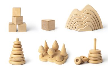 Organik bebek bağları beyaz arka planda izole edilmiş. Bebekler için hazırlanmış tahta hayvan oyuncakları. Beyaz arka planda izole edilmiş ahşap oyuncaklar..