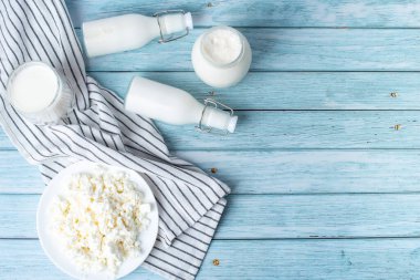 Süt ürünleri mavi ahşap bir masada..