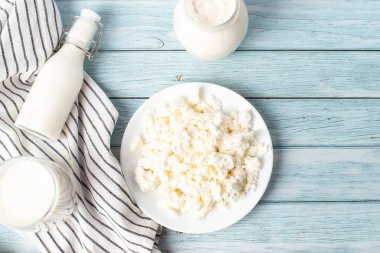 Mavi arka planda süzme peynir. süt ürünleri.