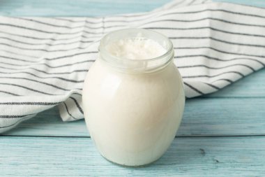 Mavi arka planda krema. süt ürünleri.