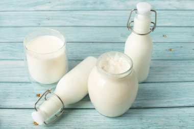 Kavanozda krema, mavi arka planda süt. süt ürünleri.