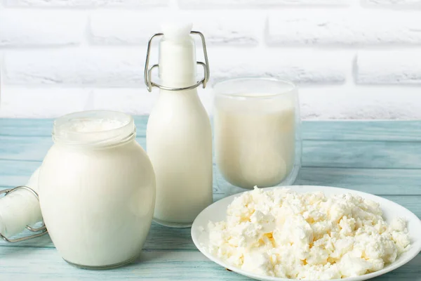 Kavanozda Krema Süt Mavi Arka Planda Süzme Peynir Süt Ürünleri — Stok fotoğraf