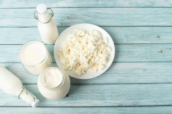 Zoete Room Een Pot Melk Kwark Een Blauwe Achtergrond Zuivelproducten — Stockfoto