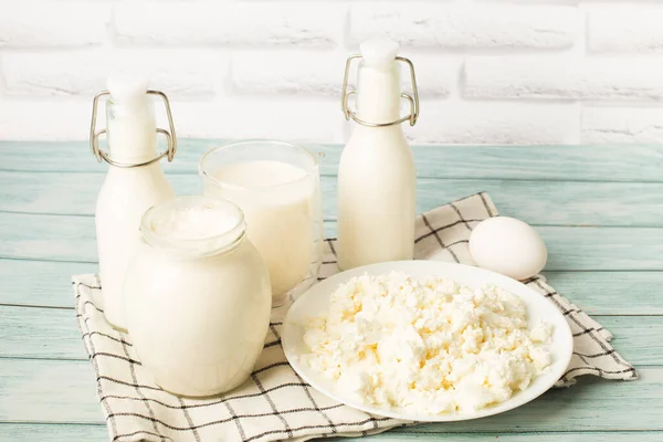 Crema Dulce Frasco Leche Requesón Huevo Sobre Fondo Azul Productos — Foto de Stock