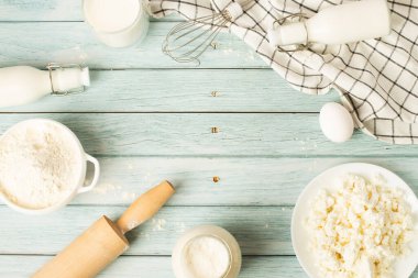 Süt ürünleri ahşap masa üzerinde. Ekşi krema, süt, peynir, yumurta, yoğurt ve tereyağı. Kopya alanı ile Üstten Görünüm.