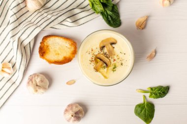 Beyaz bir masada sarımsaklı çorba püresi..