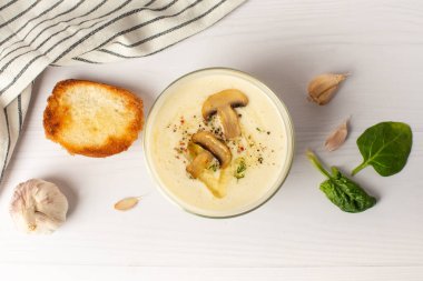 Beyaz bir masada sarımsaklı çorba püresi..