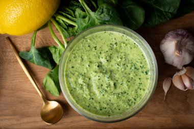 Koyu arkaplanda ıspanak sarımsak sosu.