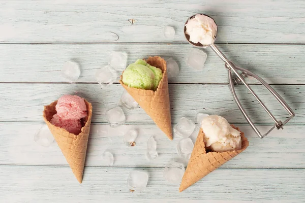 Conos Helado Una Mesa Madera Azul Brillante Verano Sol Brillante — Foto de Stock