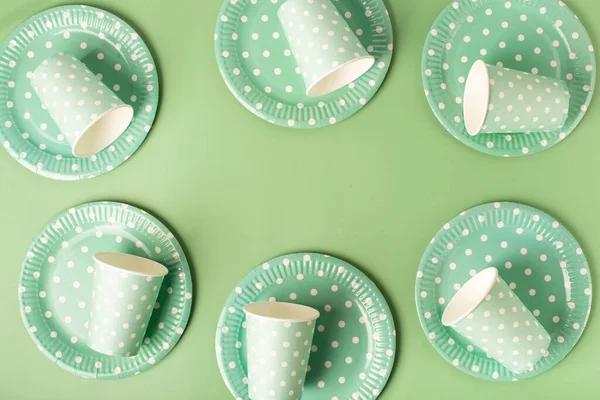 Тарелки Праздника Светлом Зеленом Фоне Пасха День Рождения Одноразовые Посуда — стоковое фото