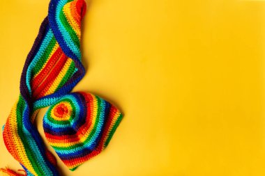 Eşcinsel, lezbiyen, gey ve transseksüel konseptini kutlamak için kullandığımız koyu sarı arka planda LGBT gökkuşağı saç bandı..
