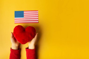 Kalp ellerde. ABD 'ye sevgiler.