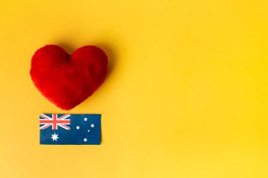 Sarı arka planda bir kalp. Avustralya 'yı seviyorum. Avustralya 'yı seviyorum. kalp ve bayrak Avustralya, vatan sevgisi kavramı.