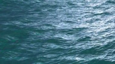 mavi deniz ya da okyanus surfac uçmak