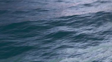 Deniz yüzeyi ile statik cam shot tekrar ediyor