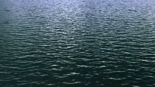 Survolez la surface de l'eau vert foncé de l'océan 