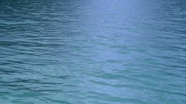 Survolez la surface réaliste de l'eau océanique 