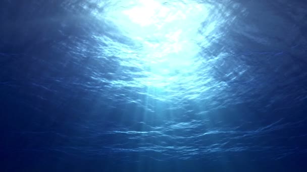Surface bleue sous-marine avec rayons 