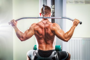 spor olarak güçlü bir adam