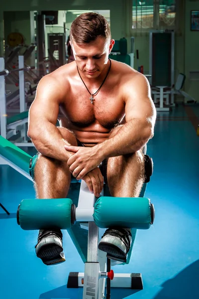 Strong man in the gym — Stock Photo, Image