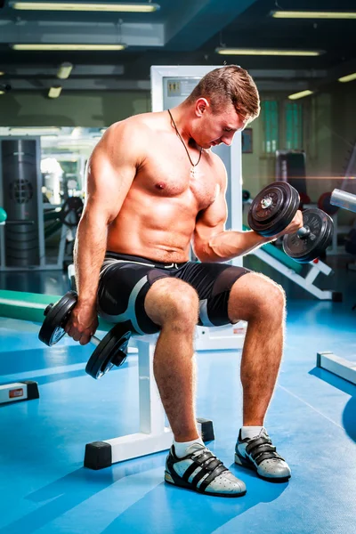 Strong man in the gym — Stock Photo, Image