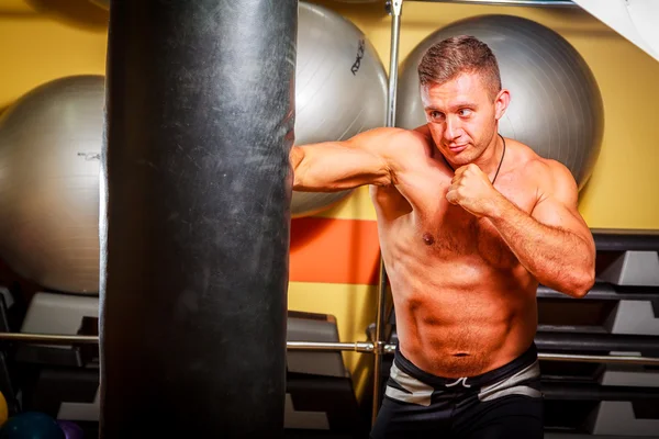 Homme fort dans la salle de gym — Photo