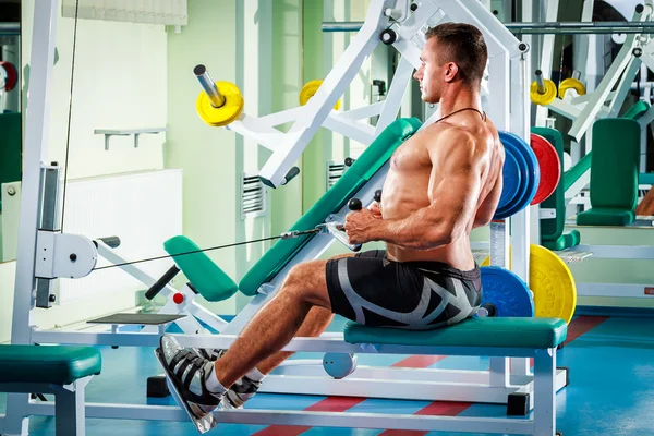 Uomo forte in palestra — Foto Stock