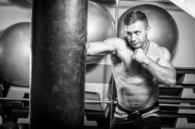 Spor salonundaki adam.