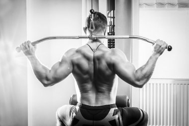 Spor salonundaki adam.