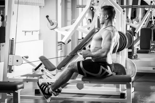 Uomo in palestra — Foto Stock