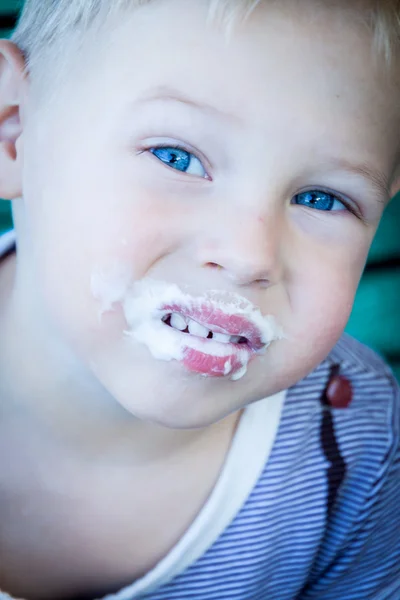 Kleine jongen eten van ijs — Stockfoto