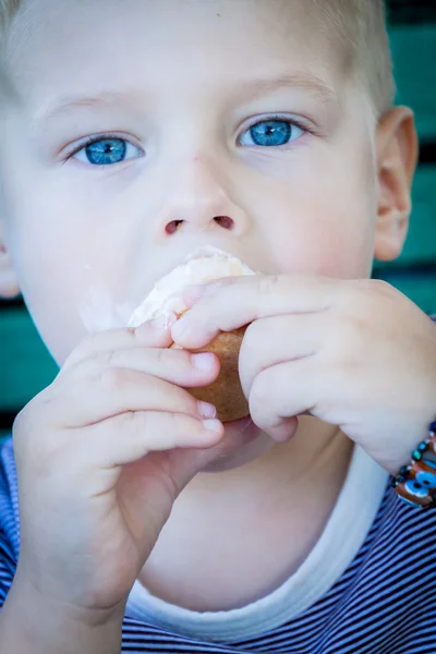 Kleine jongen eten van ijs — Stockfoto