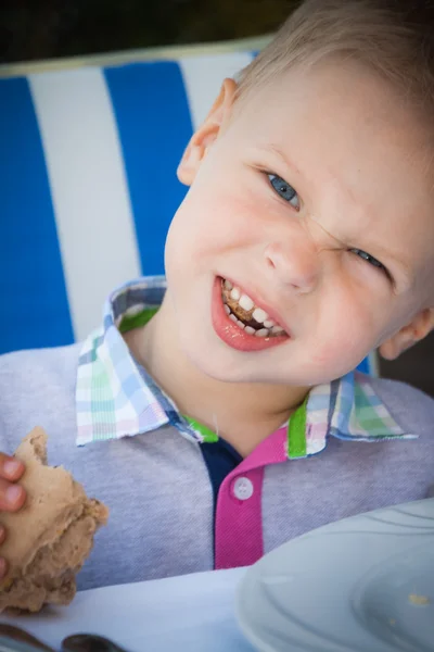 Prachtige kleine jongen portret — Stockfoto