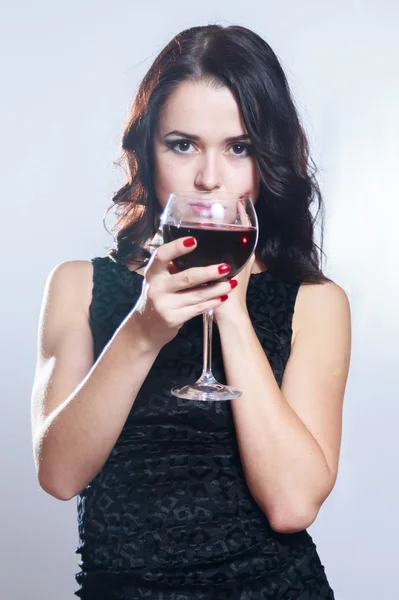 Hermosa chica con vino — Foto de Stock