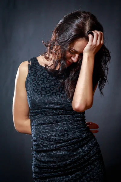 Hermosa chica en vestido negro — Foto de Stock