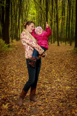 Anne ve kızı sonbahar orman