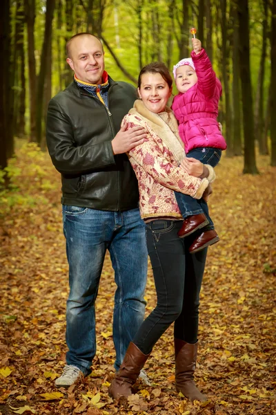 Familia en el bosque otoñal — Foto de Stock