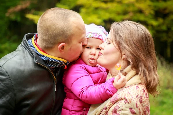 Familj i skogen höst — Stockfoto