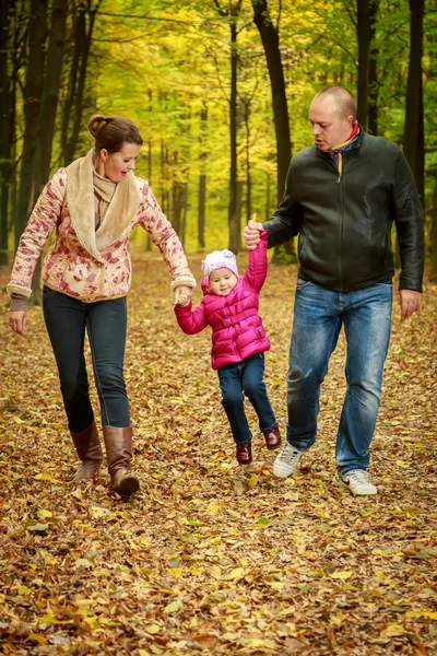 Familj i skogen höst — Stockfoto