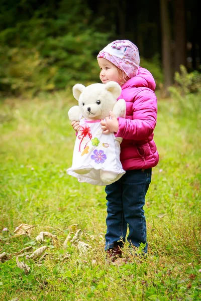 Bambina nella foresta con orso — Foto Stock