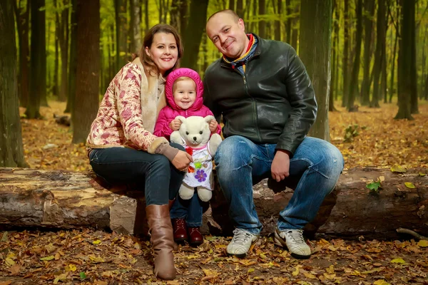 Familj i skogen höst — Stockfoto