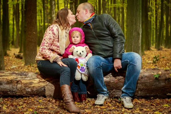 Family in the autumn forest — Stock Photo, Image