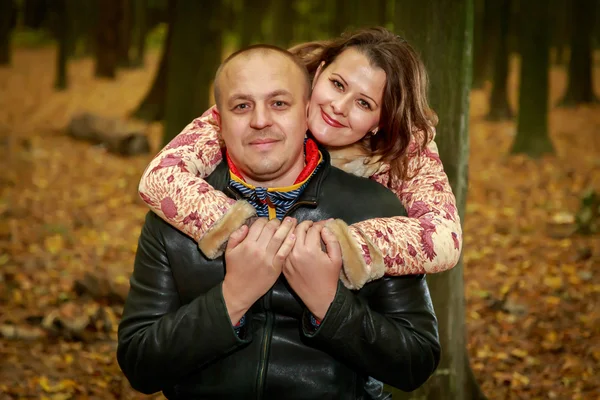 Un couple dans la forêt d'automne — Photo