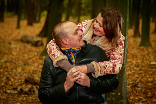 Um casal na floresta de outono — Fotografia de Stock